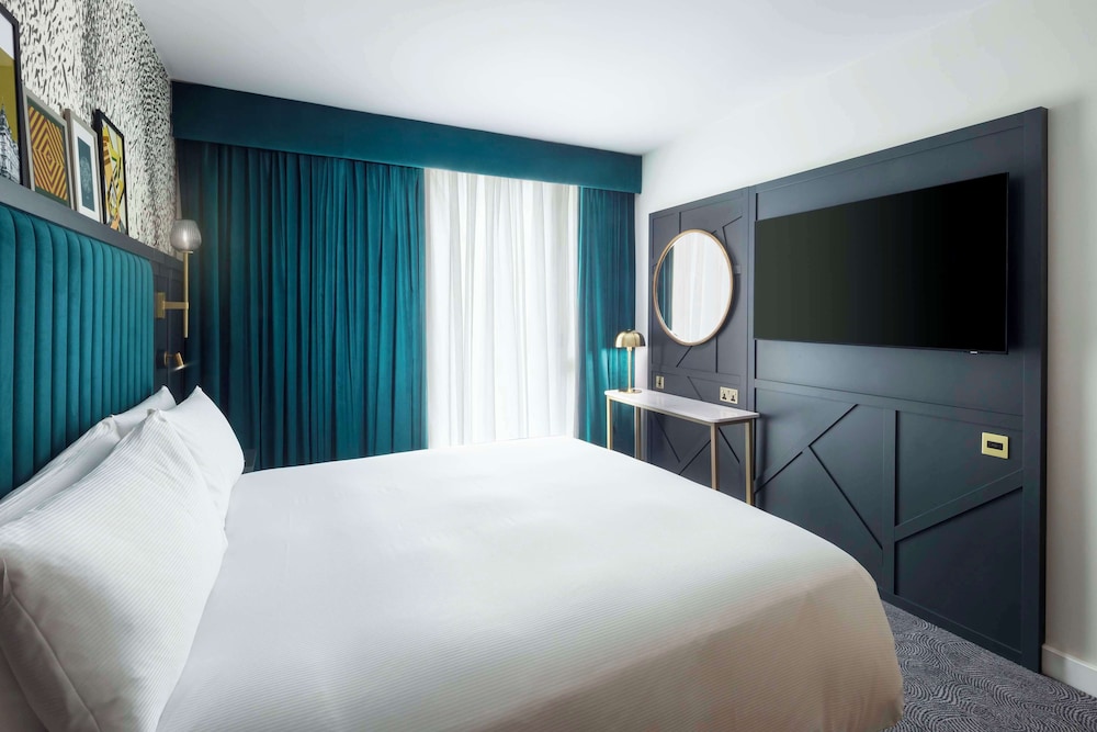 Suite, 1 King Bed, City View photo 2