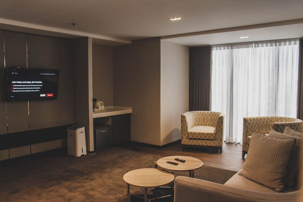 Executive Suite - Photo 3