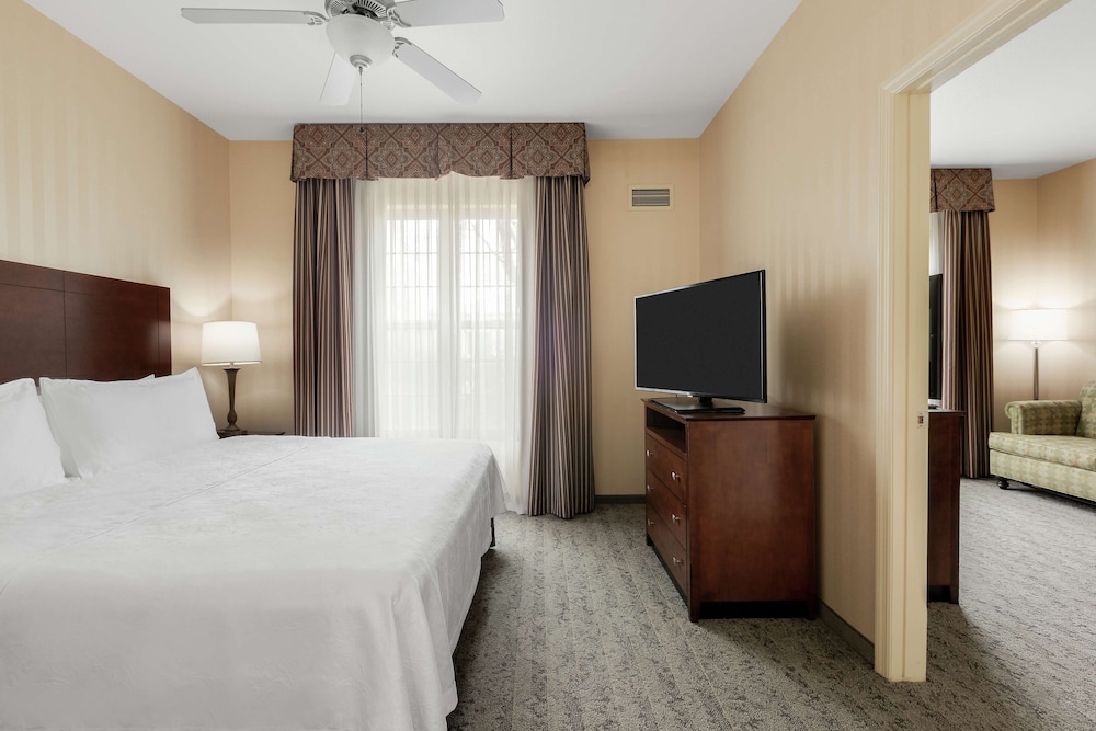 One Bedroom Suite, 1 King Bed , Accessible, Non Smoking - Photo 3
