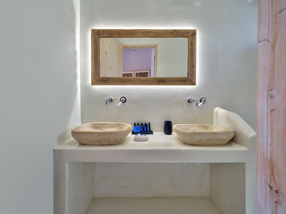 Premium Quadruple Room, Courtyard View - Photo 12