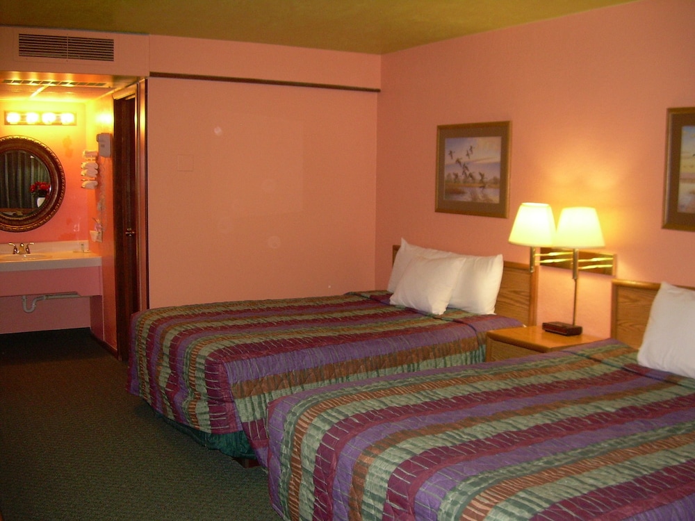 Basic Room, 2 Queen Beds, Private Bathroom photo 2