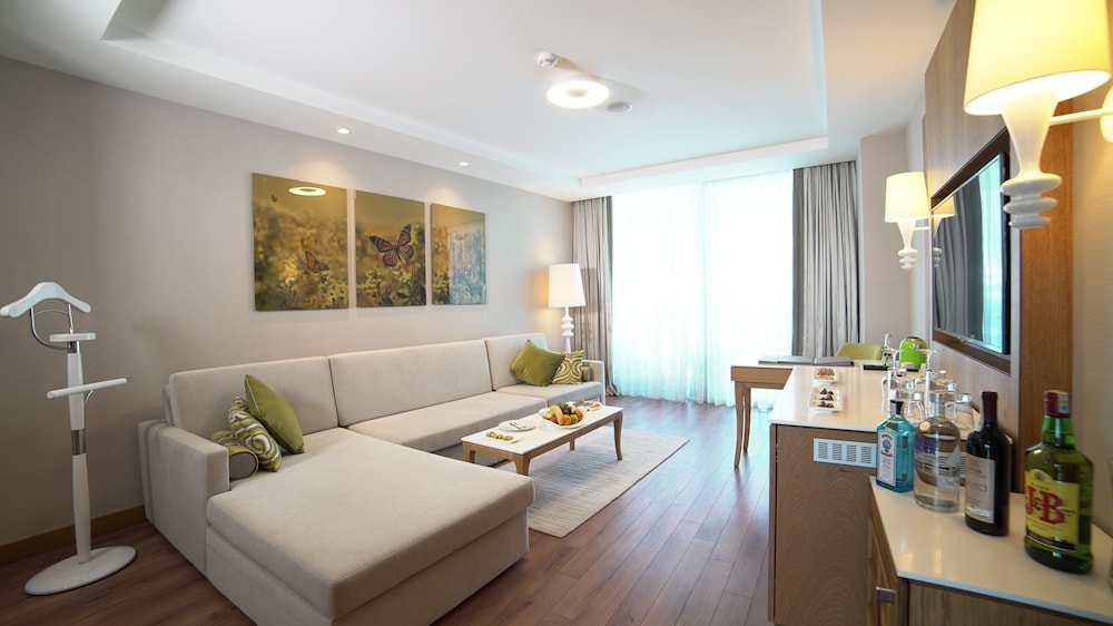 Deluxe Suite, Garden View thumbnail 5