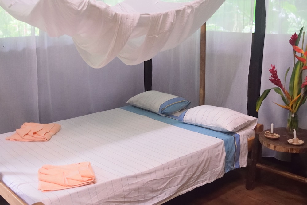 Romantic Bungalow, 1 Queen Bed, Garden View photo 1