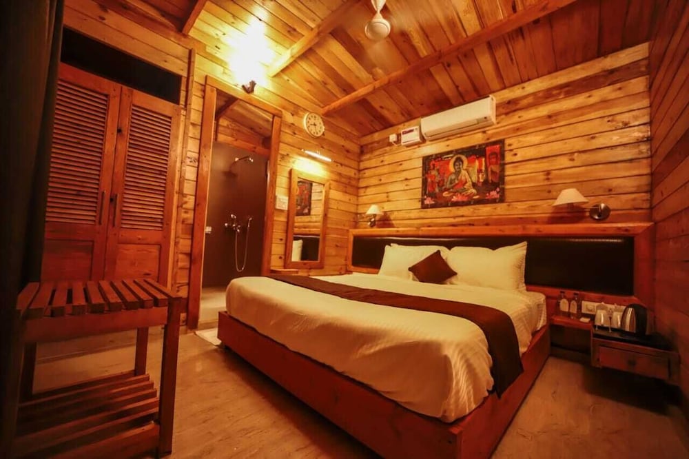 Luxurious Wooden Cottages with Hill View