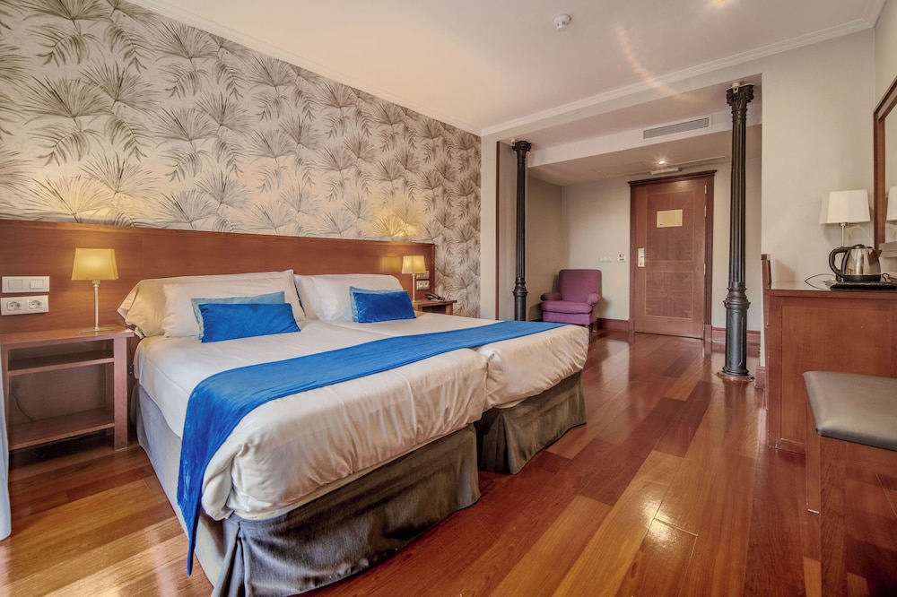 Superior Double or Twin Room, City View photo 2