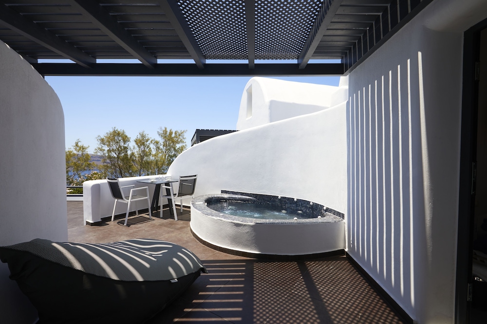 Elegant Suite with outdoor heated private Jacuzzi - Photo 14