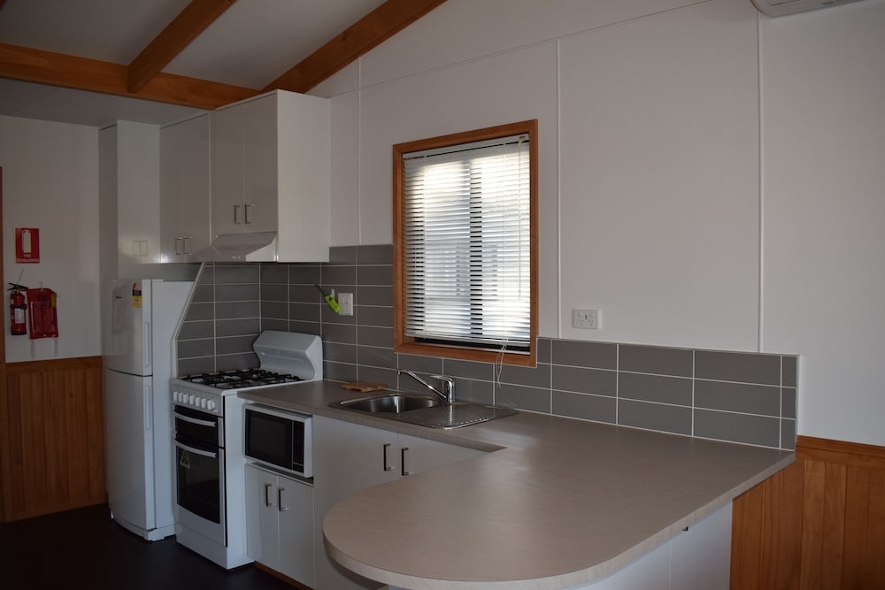 2 Bedroom Waterfront Cabin- Access Friendly photo 3
