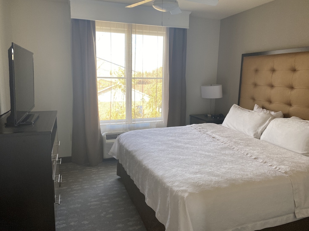 Suite, 1 King Bed, Accessible, Bathtub - Photo 1