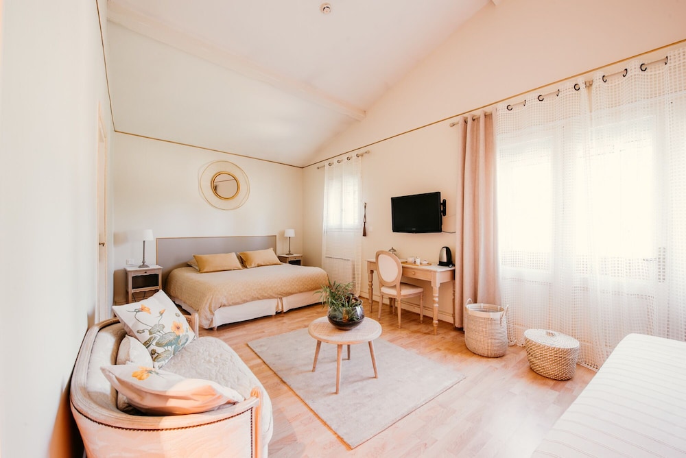 Room (Cybelle)