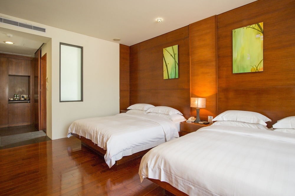 Executive Quadruple Room photo 3