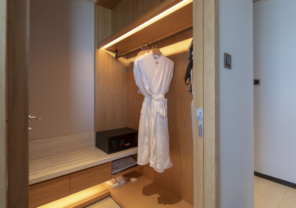 King Guest Room with View - Photo 7