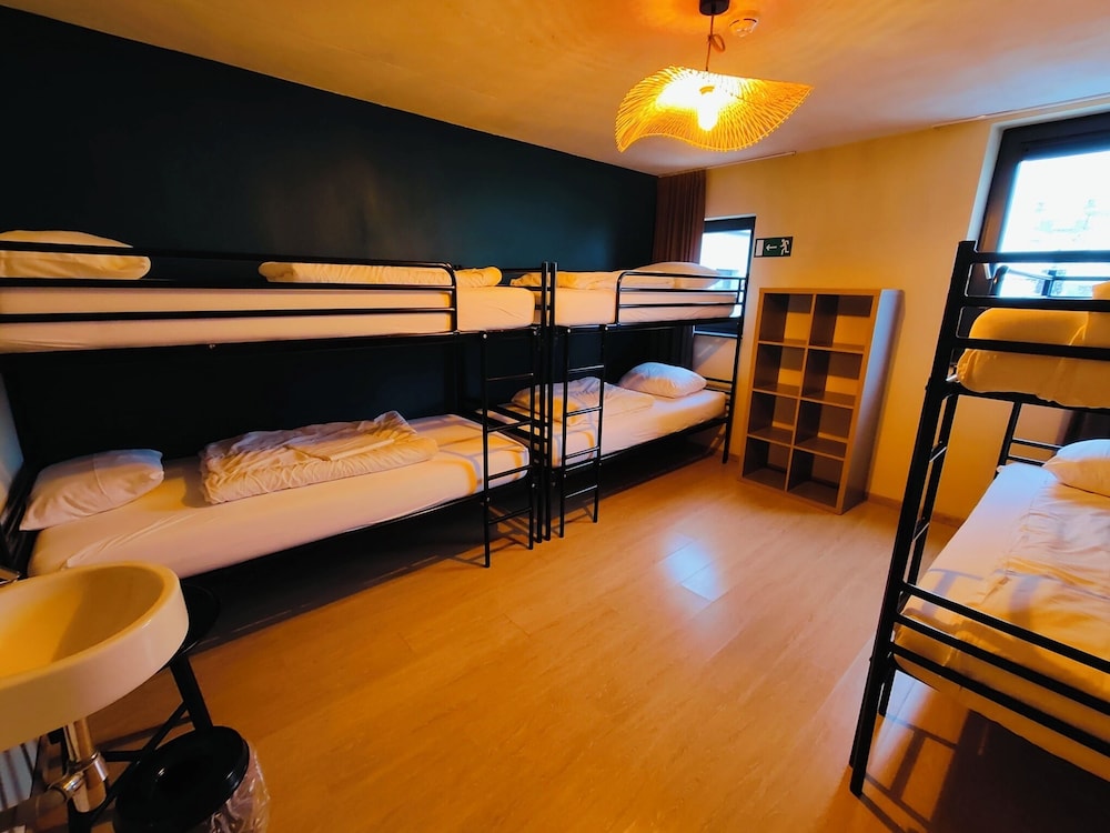 Shared Dormitory, Shared Bathroom