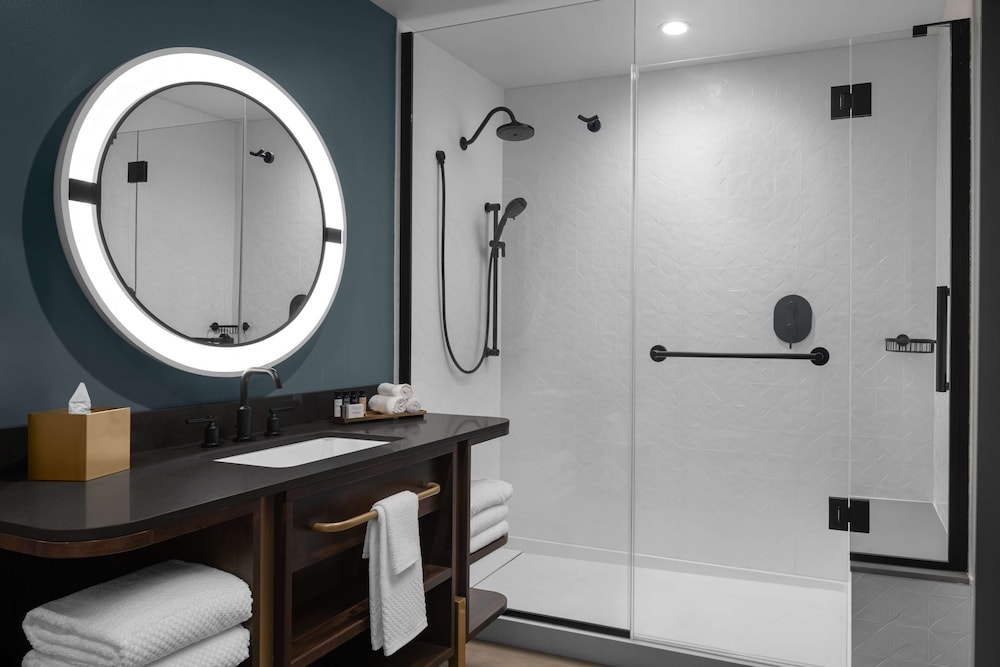 Suite, 1 King Bed, Accessible (Mobility & Hearing, Roll-In Shower) - Photo 7