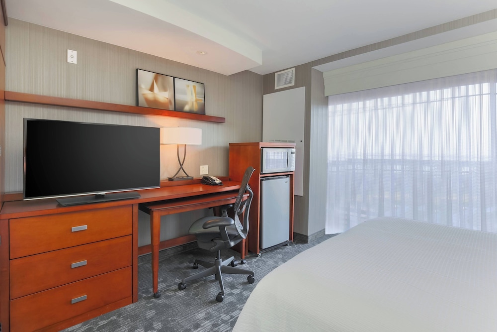 Room, 2 Queen Beds (Mobility/Hearing Accessible, Tub) - Photo 3