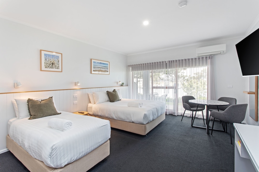 Waterfront Twin Motel Room