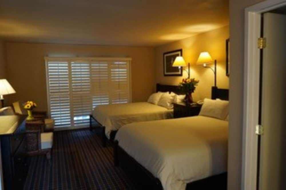 Double Room, 2 Queen Beds, Balcony photo 1