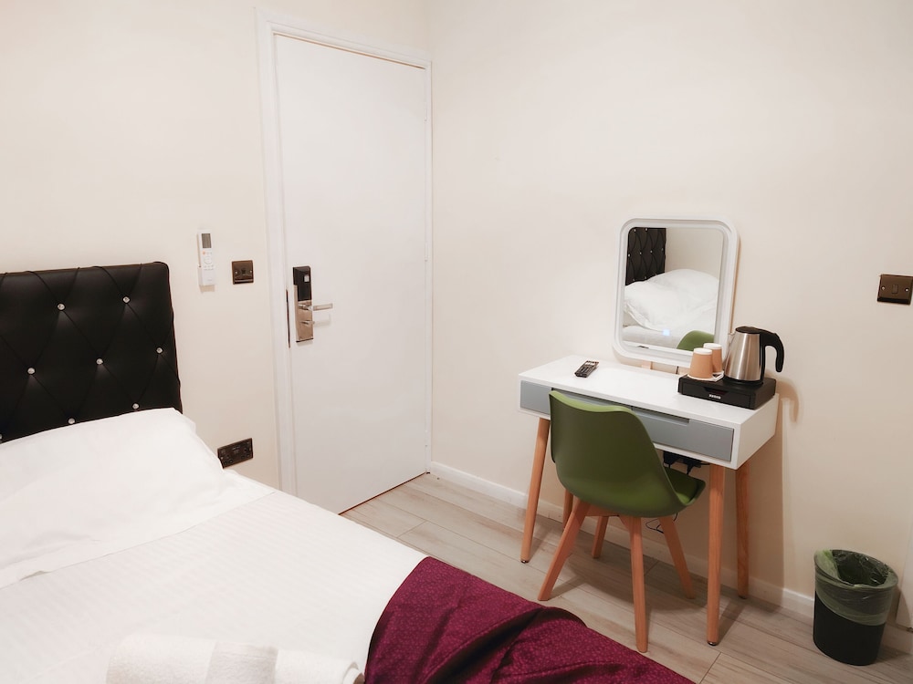 Standard Double Room, Ensuite (Ground Floor No Window) photo 2