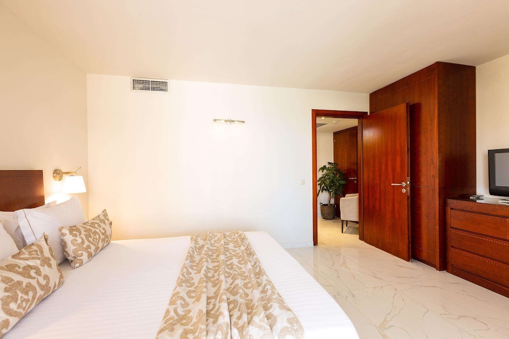 Premium Suite, Jetted Tub (Outdoor-Family) - Photo 8