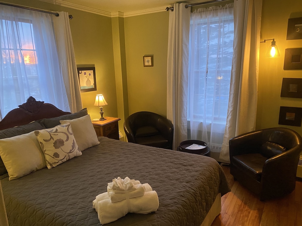 Classic Room, 1 Queen Bed, Mountain View (Wallace)