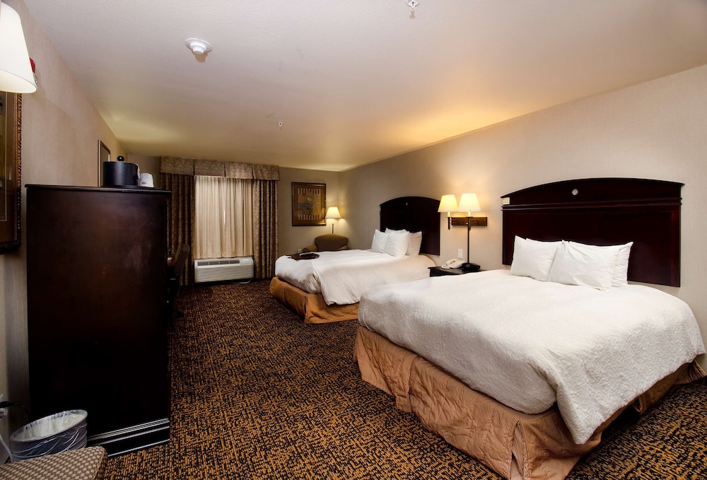 Room, 2 Queen Beds, Accessible, Bathtub