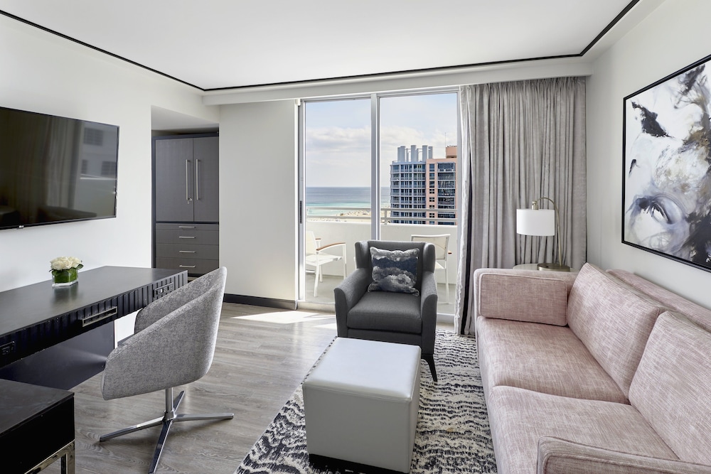 Junior Suite, 1 King Bed, Balcony, Oceanfront - Photo 2