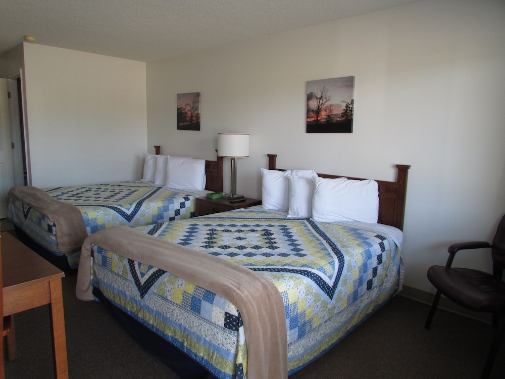 Standard Room, 2 Queen Beds, Refrigerator & Microwave photo 3
