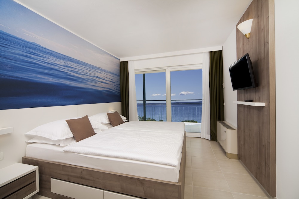 Suite, Balcony, Partial Sea View photo 2