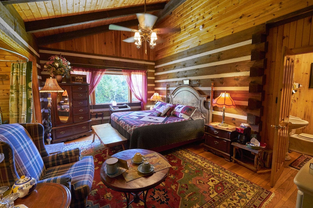 Albright Grove Loop Room photo 1