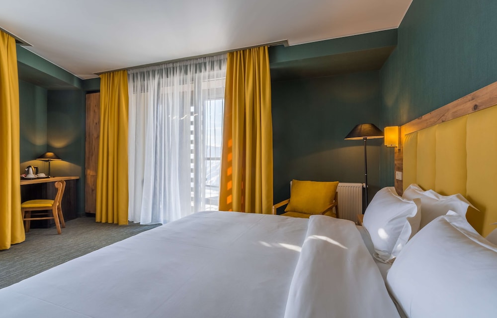 Superior Room, 1 King Bed, Balcony, Mountain View - Photo 9