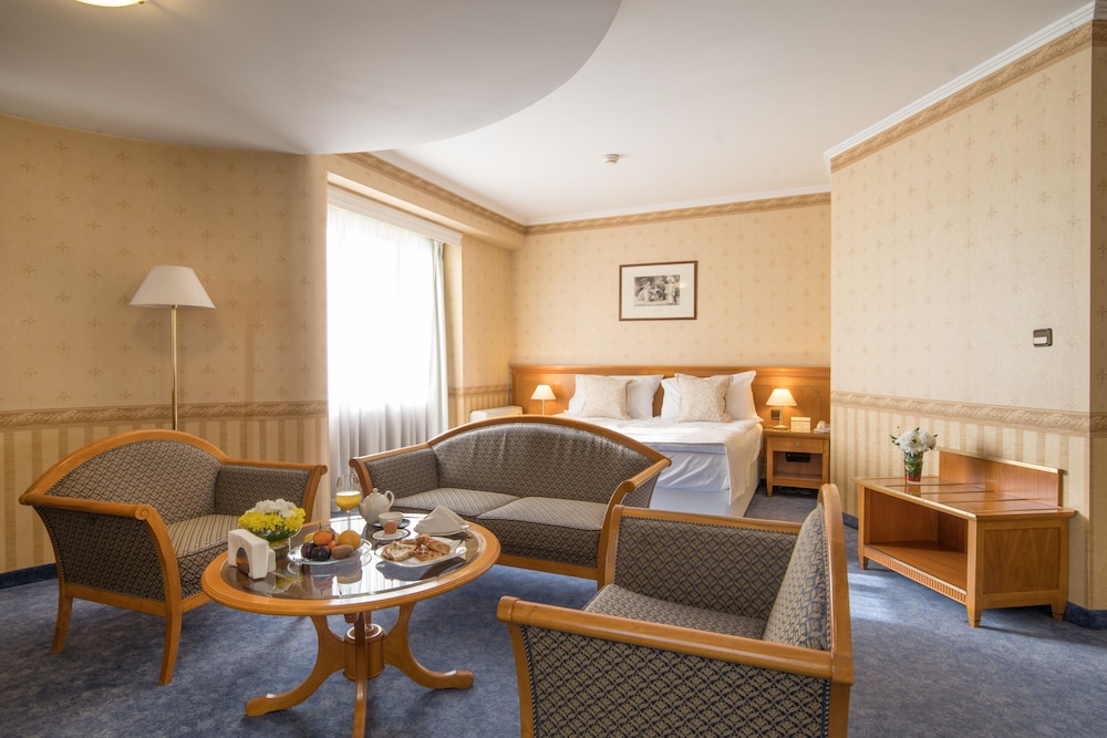 Suite - Photo 9