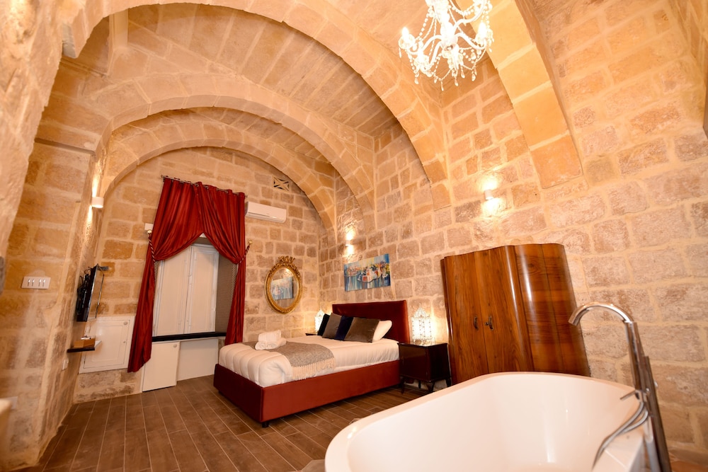 Honeymoon Double Room, 1 Queen Bed, Bathtub (Jean 1557) photo 2