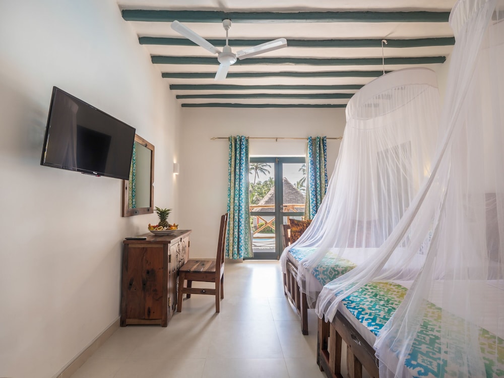 Deluxe Room, Pool View, Beachside
