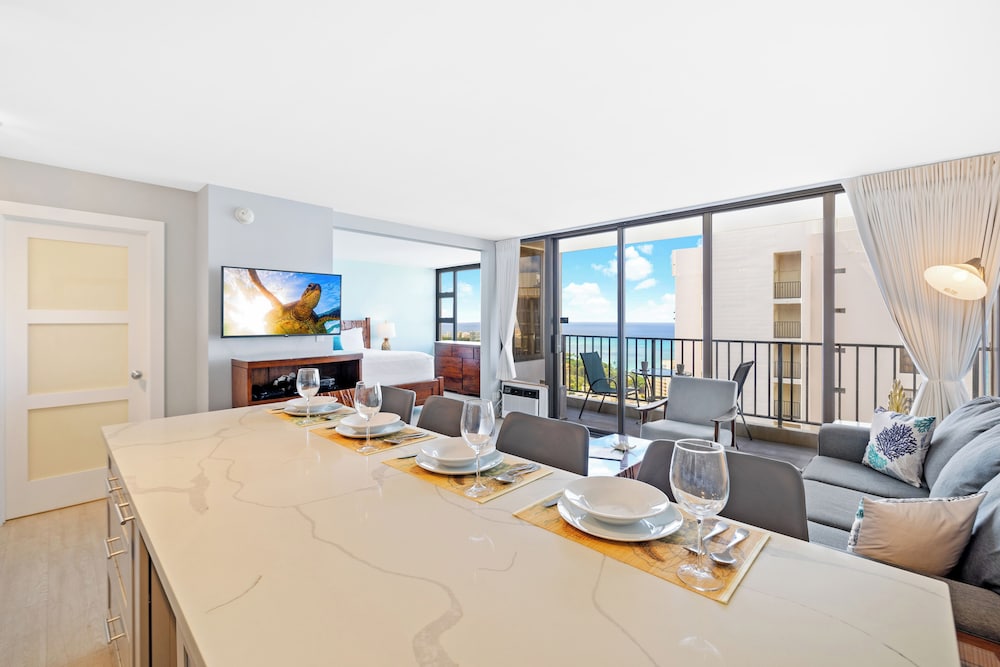 High Floor Ocean View Condo (King Bed and Parking): Condo, 1 Bedroom, Ocean View (0087) photo