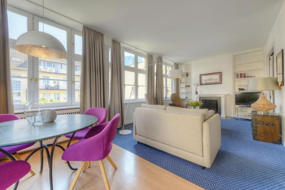 Carl Suites Deluxe with Roof Terrace