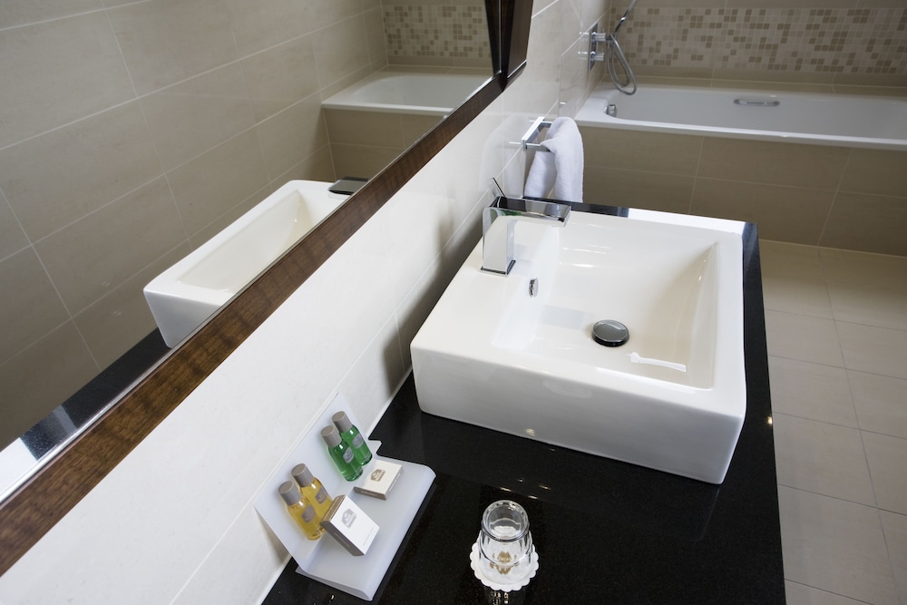 Deluxe Room, 1 King Bed - Photo 10