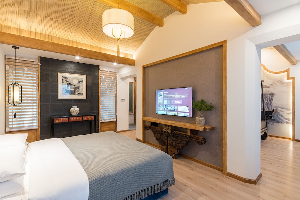 Premium Suite, 1 King Bed, Bathtub photo 1