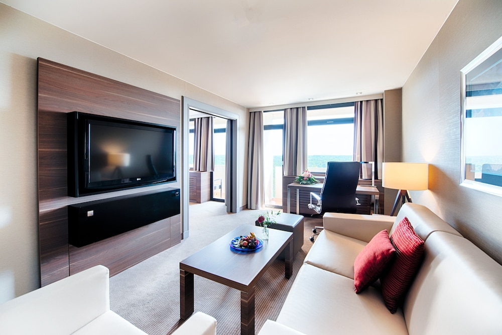 Suite, 1 Bedroom, Balcony (Top Floor) - Photo 1