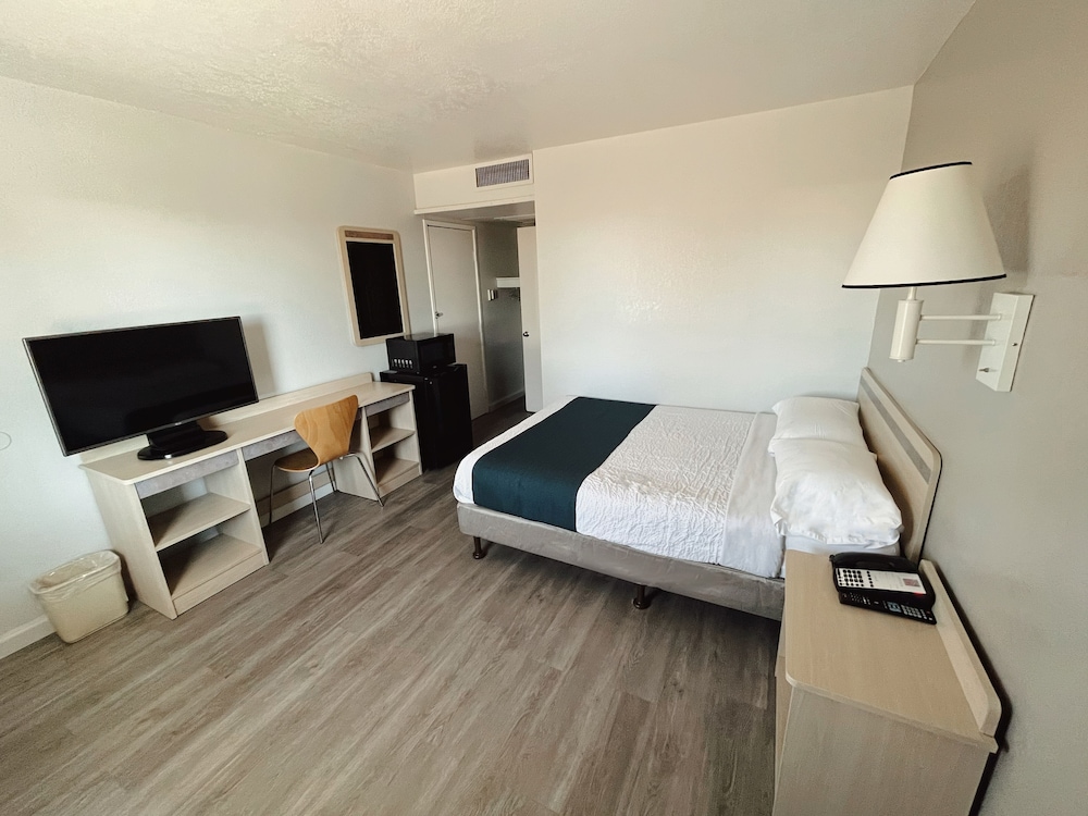 Standard Room, 1 Queen Bed, Smoking photo 1