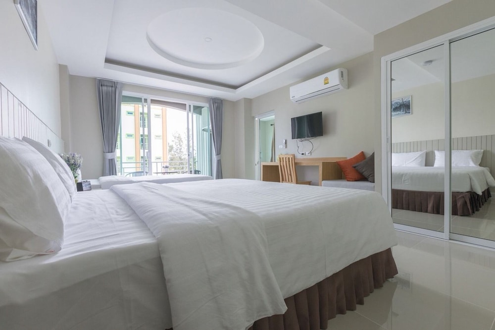 Deluxe Family Room - Photo 10