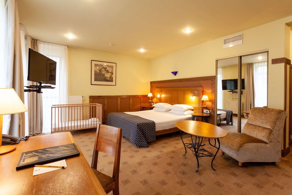 Suite, 1 King Bed - Photo 2