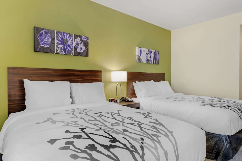 Standard Room, 2 Queen Beds, Non Smoking - Photo 1