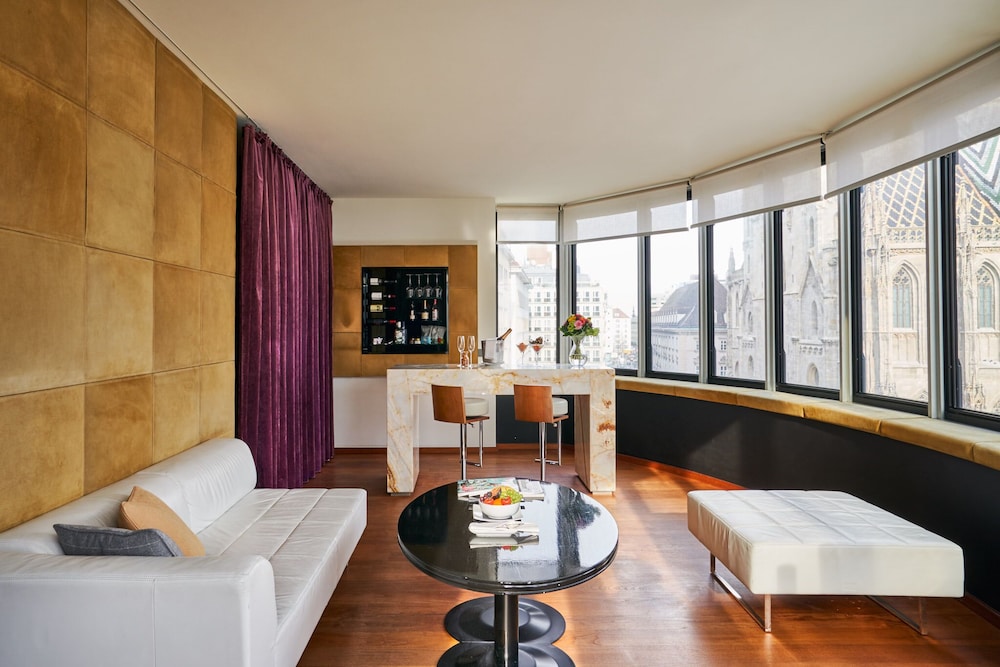 Deluxe Suite, City View