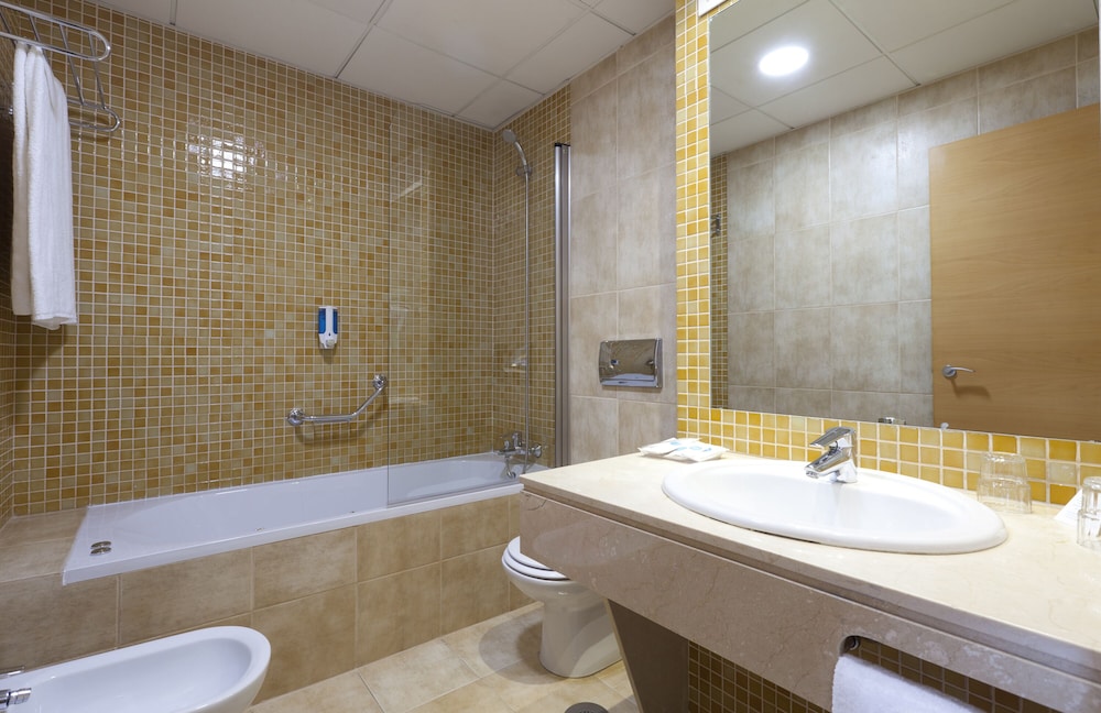 Deluxe Double Room, Jetted Tub - Photo 3