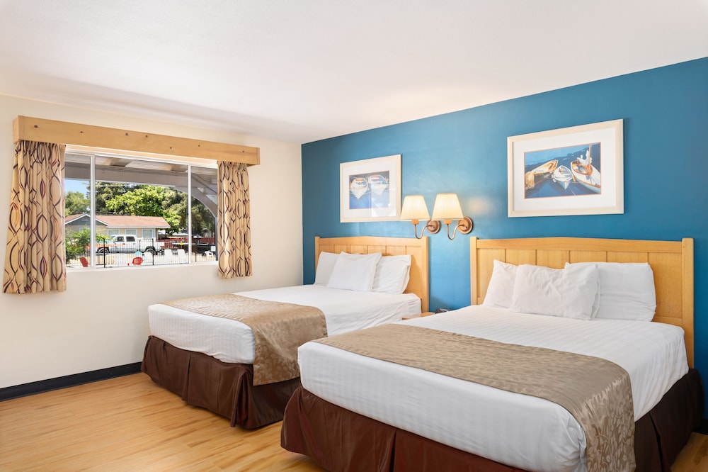 Room, 2 Queen Beds, Poolside, Pet Friendly photo 2