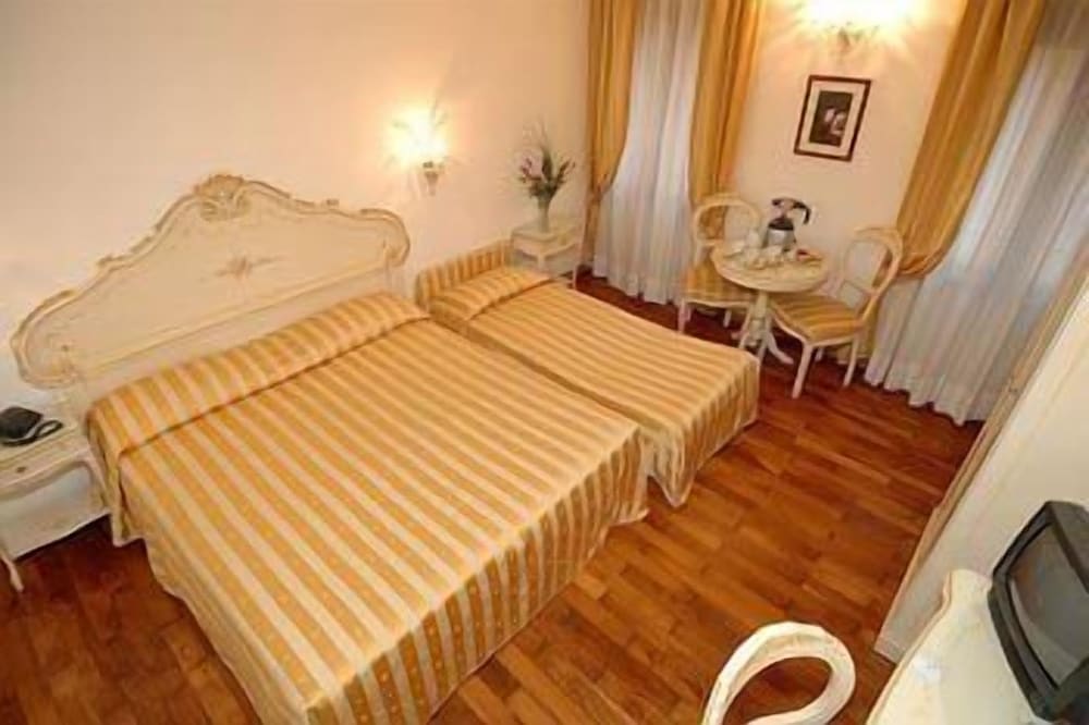 Romantic Triple Room photo 1