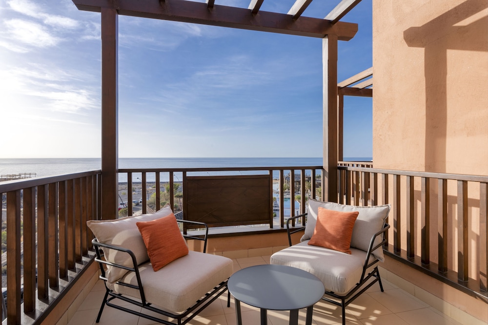 Deluxe Room, Sea View (2 adults + 1 child) thumbnail 6