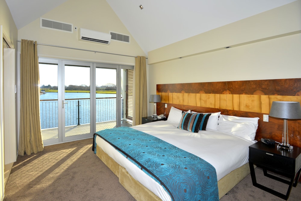 Lakefront Suite - Photo 2