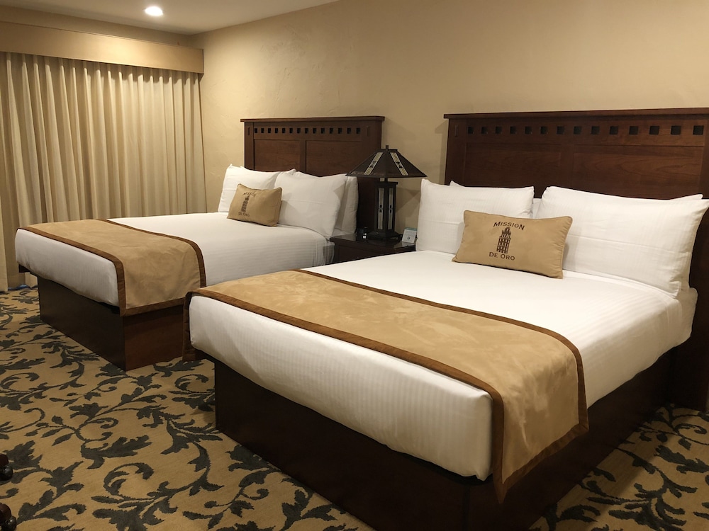 Deluxe Room, 2 Queen Beds - Photo 4