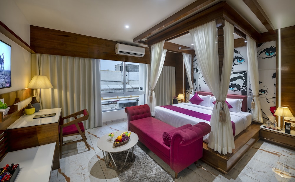 Suite - Photo 1