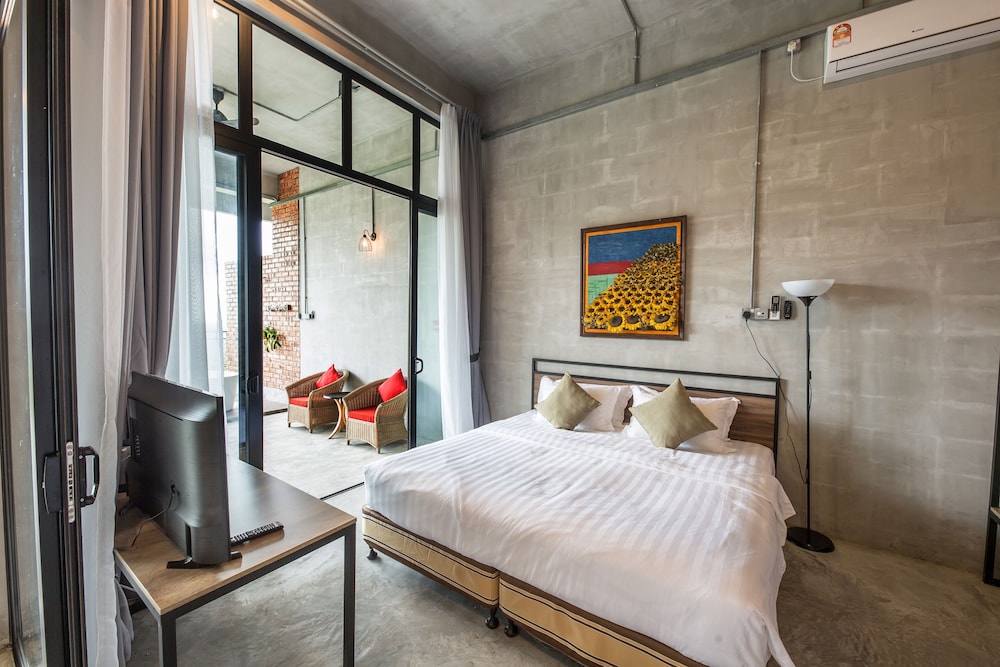 Luxury Room with Balcony - Photo 12